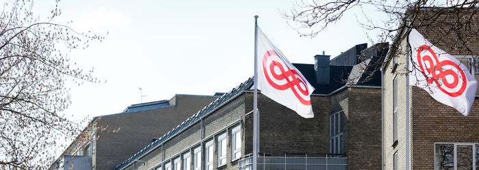To flag med Kræftens Bekæmpelses logo foran Strandboulevarden 49